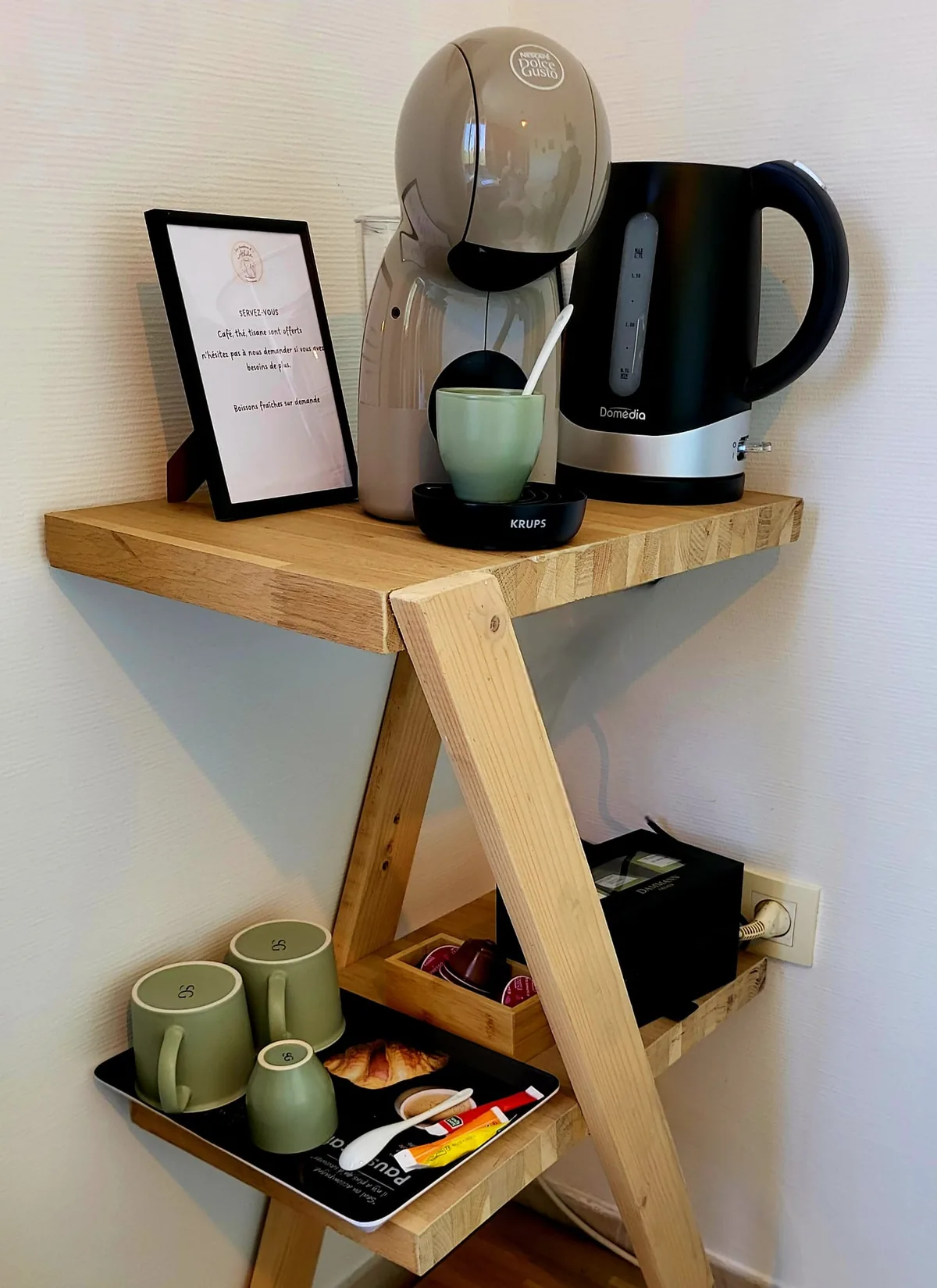 Coin café, thé et tisane préparé dans la chambre