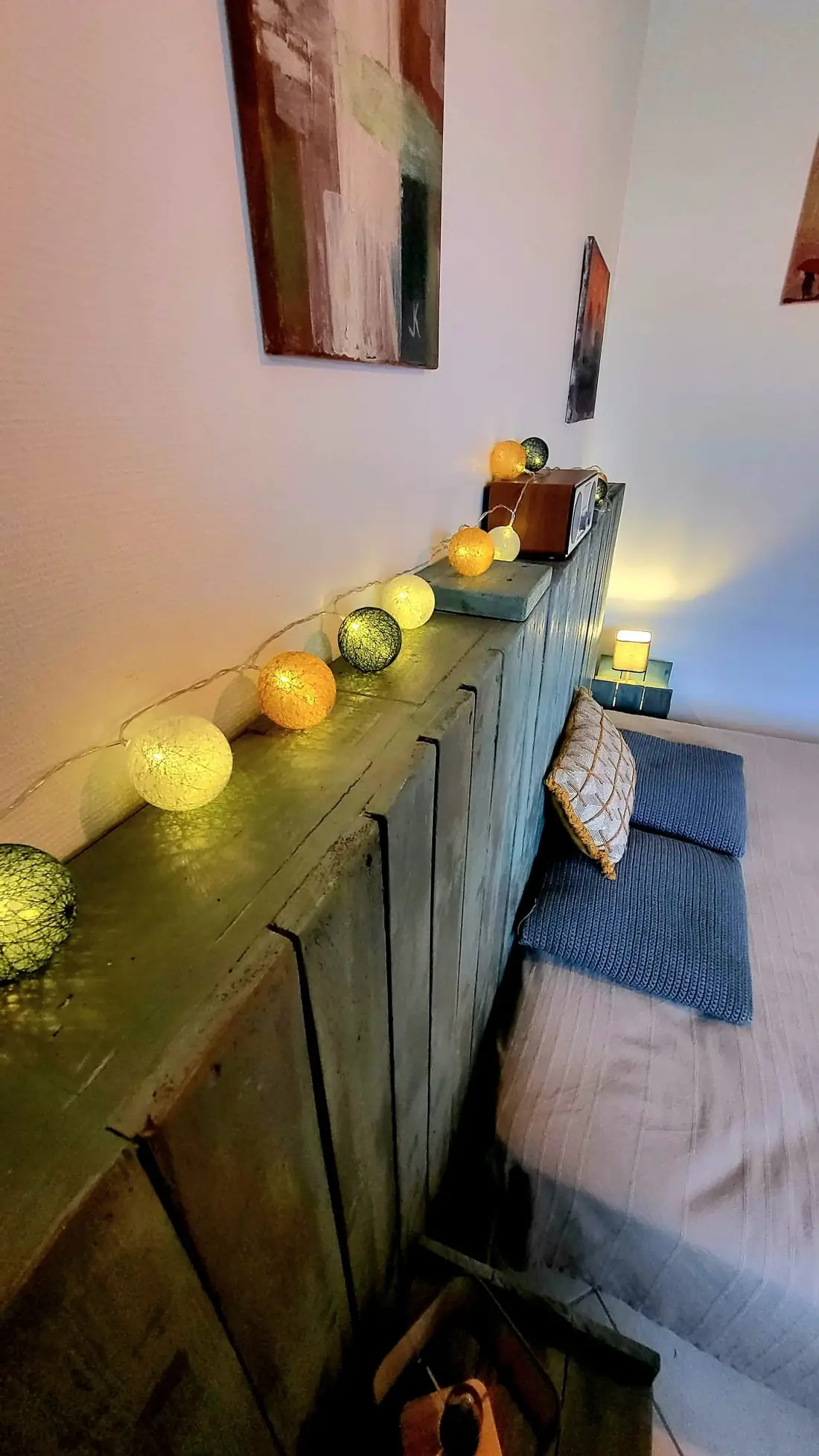 Détail chaleureux de la tête de lit