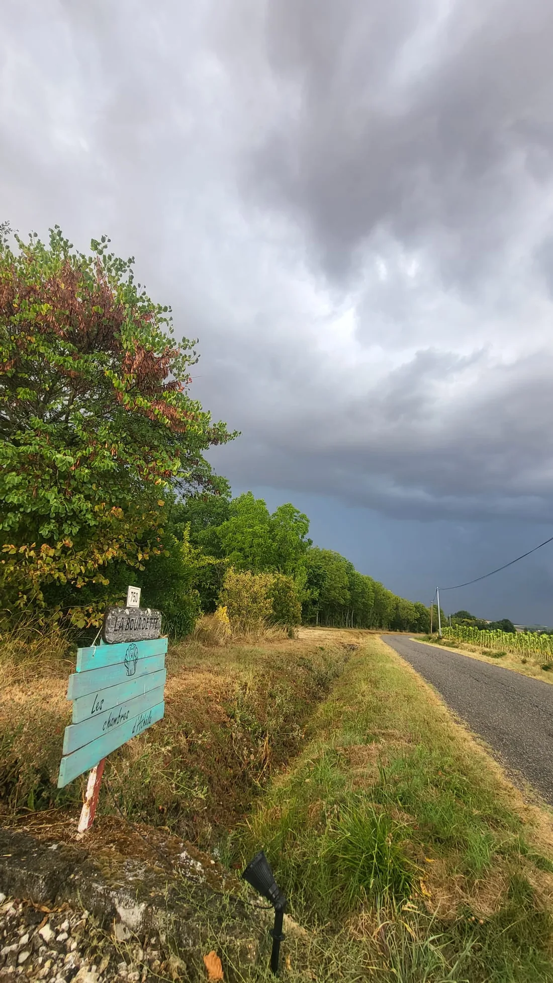 Panneau des Chambres d'Athéla au bord de la route entre Auvillar et Lectoure