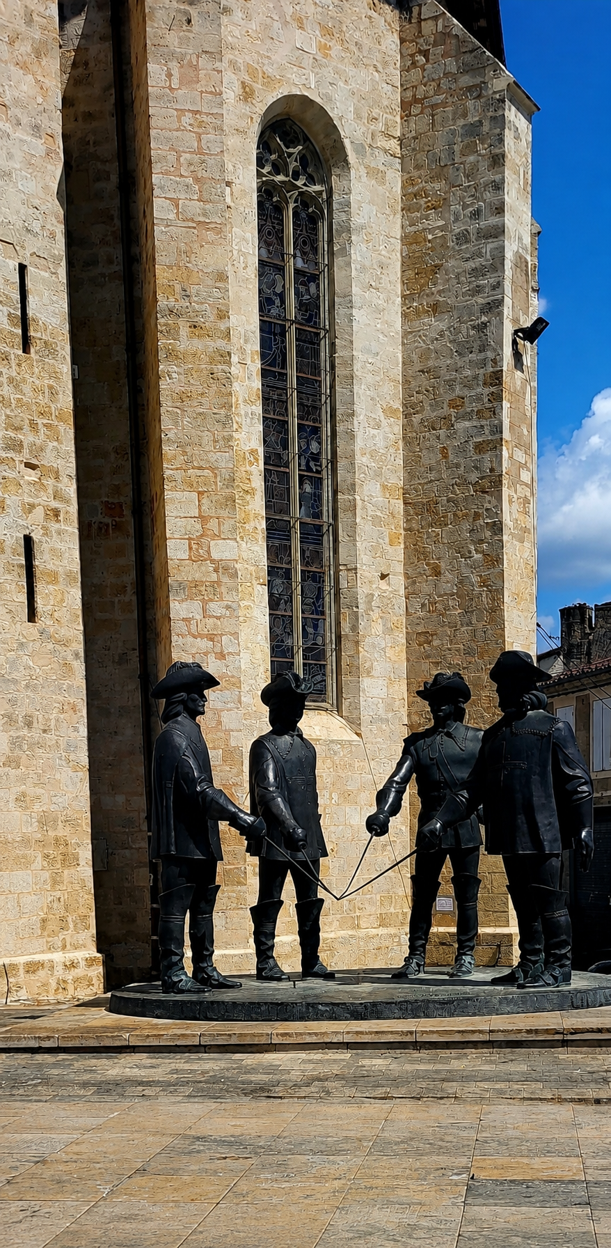 Statues des quatre mousquetaires devant l'église de Lectoure