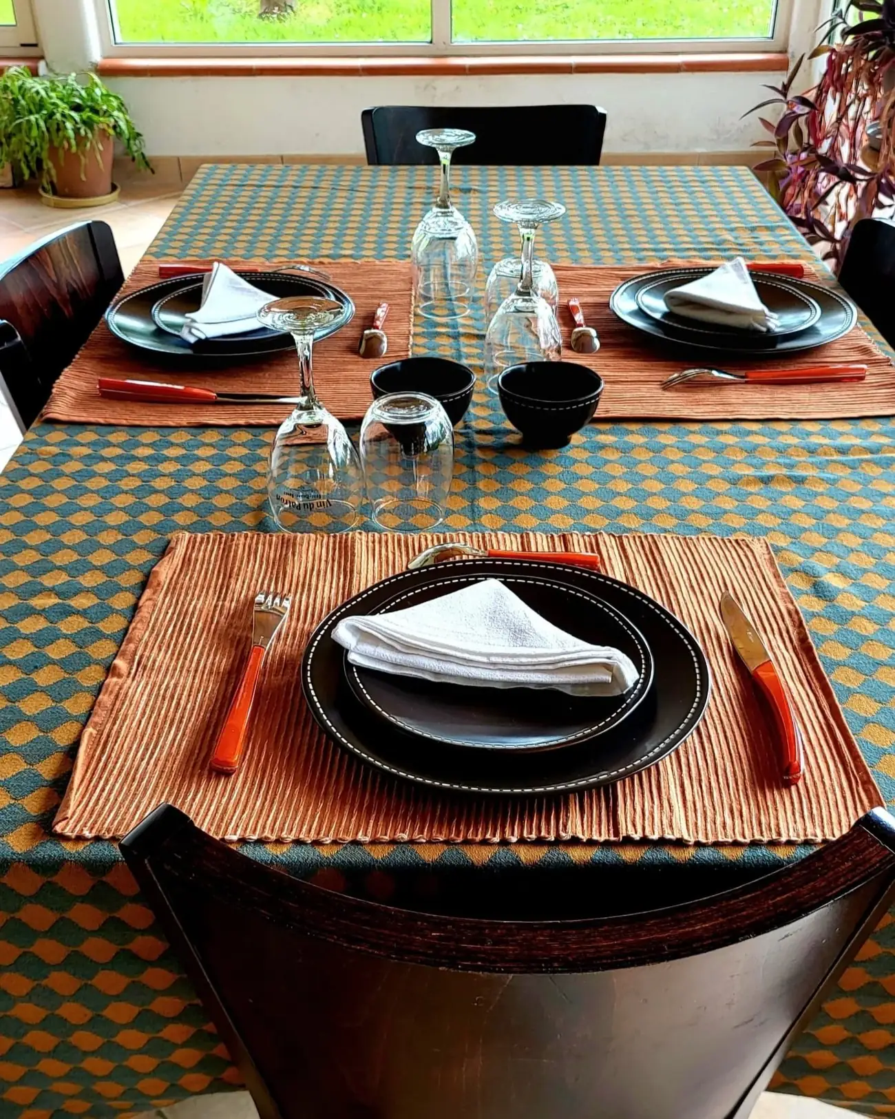 Table dressée pour un repas convivial